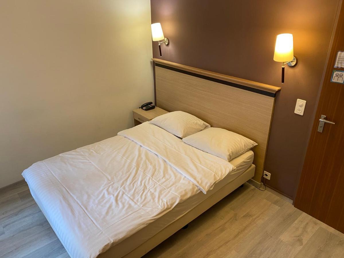 Hotel De La Vieille Tour Ла-Тур-де-Пей Экстерьер фото