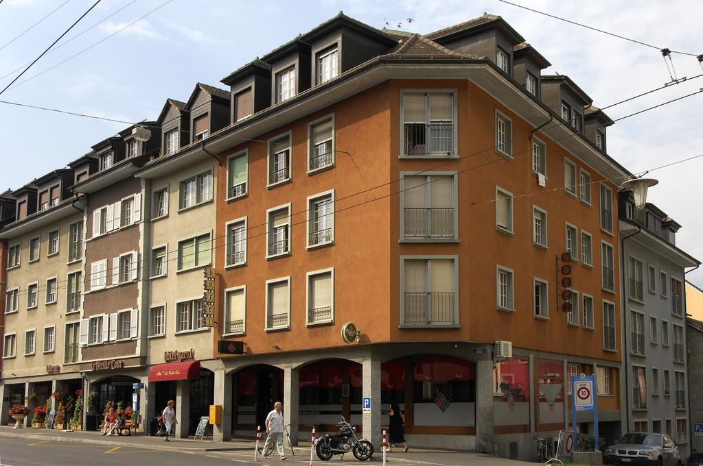 Hotel De La Vieille Tour Ла-Тур-де-Пей Экстерьер фото