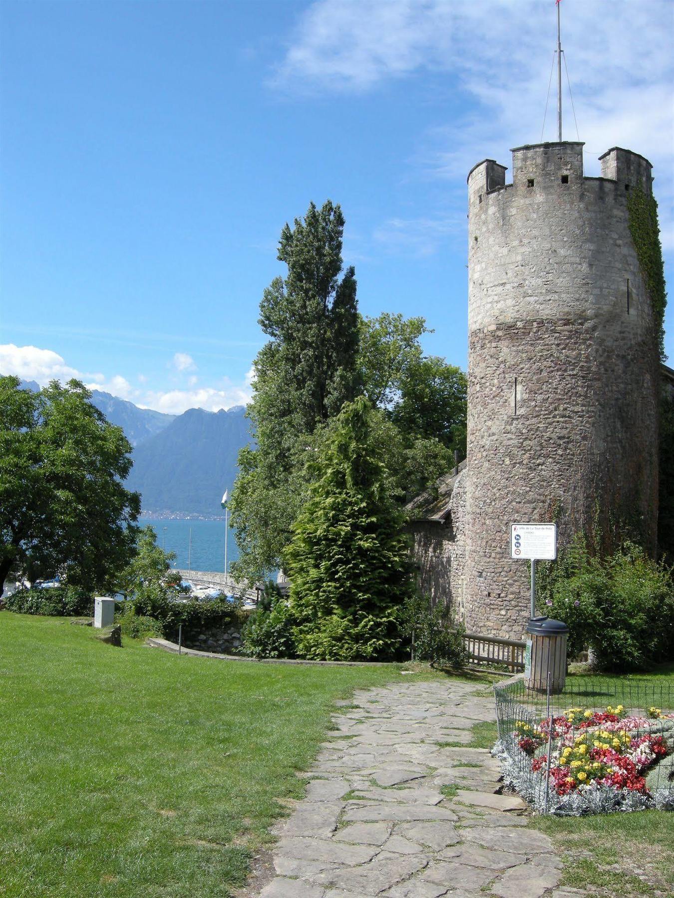 Hotel De La Vieille Tour Ла-Тур-де-Пей Экстерьер фото