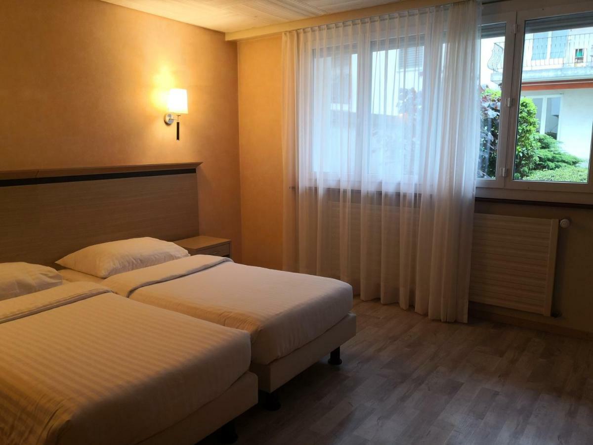 Hotel De La Vieille Tour Ла-Тур-де-Пей Экстерьер фото