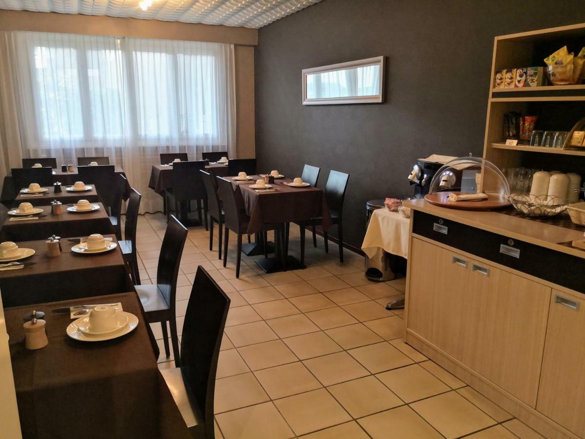 Hotel De La Vieille Tour Ла-Тур-де-Пей Экстерьер фото