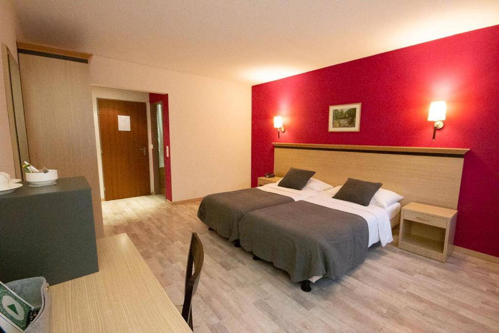 Hotel De La Vieille Tour Ла-Тур-де-Пей Экстерьер фото