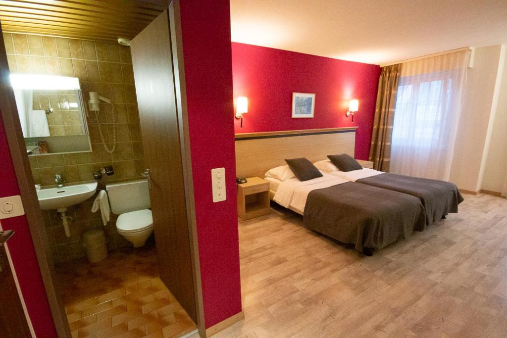 Hotel De La Vieille Tour Ла-Тур-де-Пей Экстерьер фото