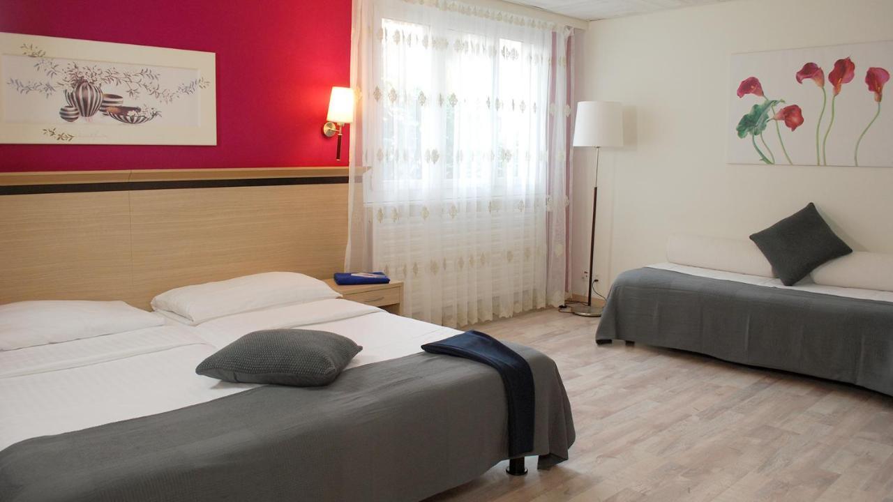 Hotel De La Vieille Tour Ла-Тур-де-Пей Экстерьер фото